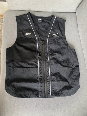 Nike woven vest - Storlek:S Lite för liten för mig annars jätte bekväm.  Original pris:799❗️