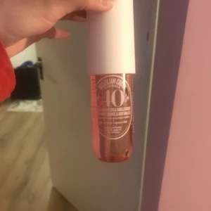 Parfym Sol de janeiro  - Säljer den här fina parfymen från sol de janeiro då lukten inte riktigt var i min smak💕 Vid frågor eller intresse kontakta mig💓 Frakt tillkommer! OBS! Tryck inte på köp nu!