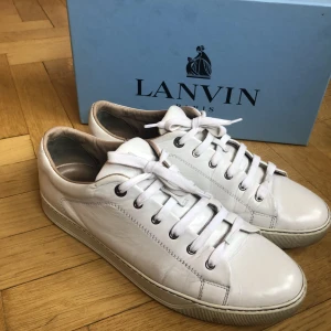Vita Lanvin skor - Säljer nu dessa vita lanvin skor. Använda men har mer att ge. Köps i befintligt skick. Nypris 3700. Storlek 12 UK. Mitt pris 700. Dustbag och box ingår. Hör av dig med frågor om du har några!