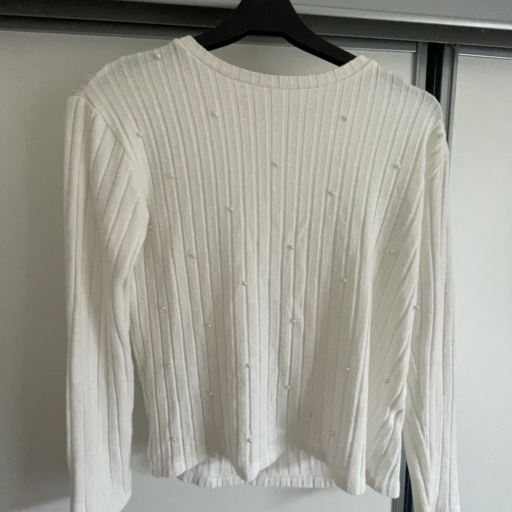 Superfin vit tröja med pärlor! Från Zara barnavdelning men passar XS❤️ . Tröjor & Koftor.