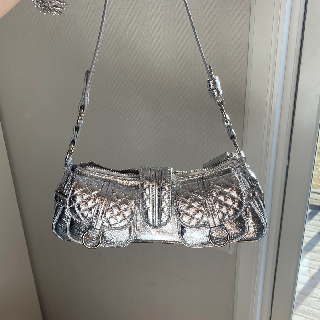 Silver väska ifrån NA-KD  - 90