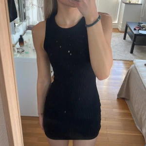 Svart tight klänning - Säljer denna superfina svart basic klänning från bershka. Den är i bra skick. Köparen står för frakt