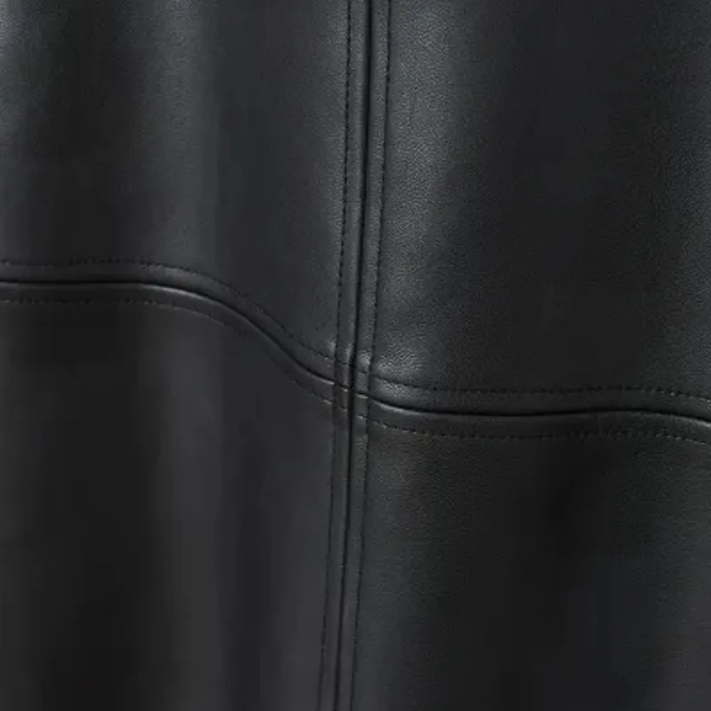 Snygg a-linjeskuren läderkjol från H&M. Använd 2 gånger 💕. Kjolar.