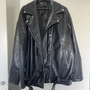 Oversized skinnjacka  - Extra oversized skinnjacka från ASOS i stl 46. Använd 2 ggr