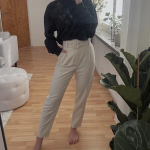 Kostymbyxor från Zara - Kostymbyxor från Zara i storlek XS, superfina och går att spänna åt i midjan med bältet som tillhör. Knappt använda💖