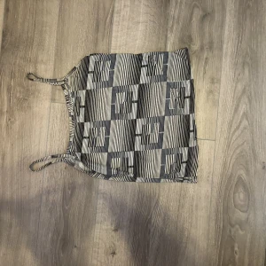 Sätt linne - Mönstrat linne som är lite cropped