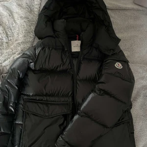 Moncler maya kvitto osv finns - Strl 1 /S  Meet up Stockholm eller frakt.  Kan gå ner lite vid snabb & smidig affär.