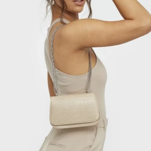 Väska nyskick  - Säljer denna fina väskan ifrån nelly som bara är använd nån enstaka gång. I nyskick