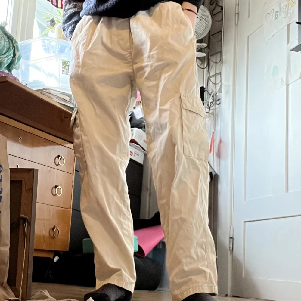 Sweet sktbs baggy beige cargo byxor storlek M , knappt använda och är i perfekt skick. Använder de knappt mer just därför säljer jag de. (Skriv om du vill diskutera pris eller har frågor) . Jeans & Byxor.