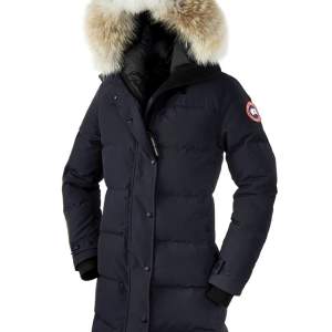  Canada goose jacka i nyskick   inte sliten någonstans storlek M/L  äkta nypris 12000kr säljer då den är för stor för mig. Äkta päls, pris går att diskutera och kan även mötas upp vart som i Stockholm.