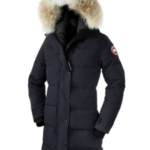 Canada goose Shelburne Parka Dam  -  Canada goose jacka i nyskick   inte sliten någonstans storlek M/L  äkta nypris 12000kr säljer då den är för stor för mig. Äkta päls, pris går att diskutera och kan även mötas upp vart som i Stockholm.