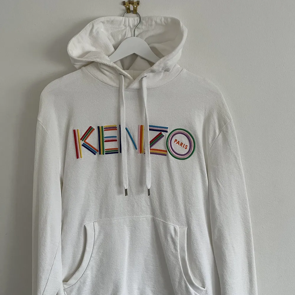Kenzo Paris memento collection hoodie, skick: 10/10 endast använd två gånger. Nypris 4199:- mitt pris 999:- . Hoodies.