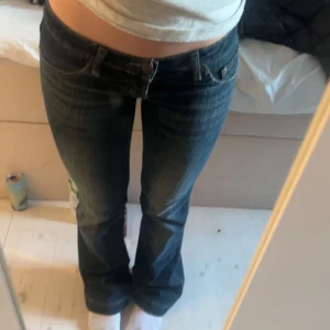 Lågmidjade jeans - Lågmidjade jeans i märket DT. Dem är i storlek 37 och för långa för mig som är ca 167, därav säljer jag💕💕