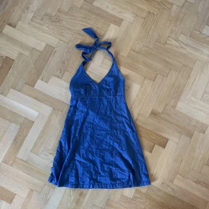 halterklänning - klänning i denim men tyvärr för liten:/ passar folk med liten byst