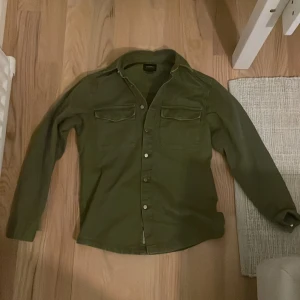 Skjort/jacka i storlek S - En jätte fin overshirt som nästan aldrig använts och är i topp skick, riktigt snygg och skön nu till våren/början av sommaren. Hör av er för mer info ellr bilder🙌