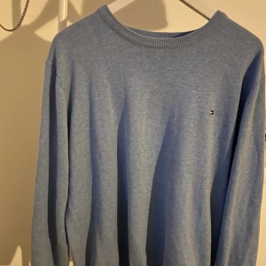 Tröja  - Jätte snygg tröja som knappt använts och i ett jätte bra skick original pris: 1200 kr storlek XXL men funkar på L också 