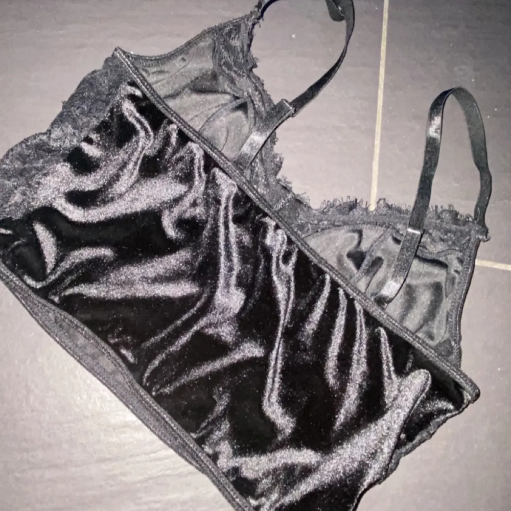 En svart sexig corset/bustier top som passar Xs/S skulle jag säga. Endast testad då jag inte tycker om hur den sitter på mig. . Toppar.