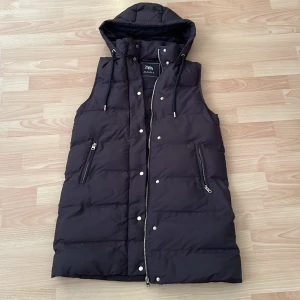 Zara väst - En lång väst från Zara  Bra skick💕