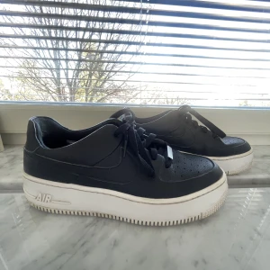 Air Force 1 platform - Sparsamt använda Air Force 1 sage low med platå. 