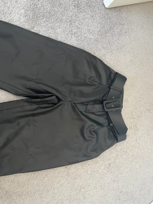 Byxor - Köpte för två månader sedan. Säljer pga har blivit stor på mig.