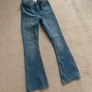 Säljer dessa snygga mid waist bootcut jeans, då de tyvärr är lite för små för mig! pris kan diskuteras🫶🏼