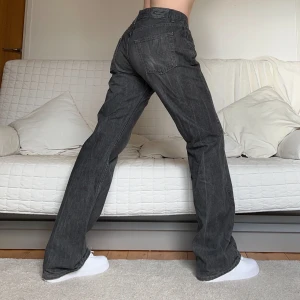 Baggy jeans  - Säljer dessa coola grå jeans i storlek W34L34 (passar ungefär storlek 38 eller 40), 86cm midja och 83cm innerbenslängd💕Jag på bilderna är 172cm lång och brukar bära storlek 38🥰Obs! Liten slitning vid foten, skriv för bild❤️