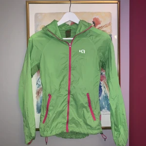 Tunn träningsjacka  - Superskön tunn träningsjacka som man lätt kan vika ihop och ha med i midjeväska när man springer/vandrar. Väldigt fint skick endast lite solblekt på axlarna!