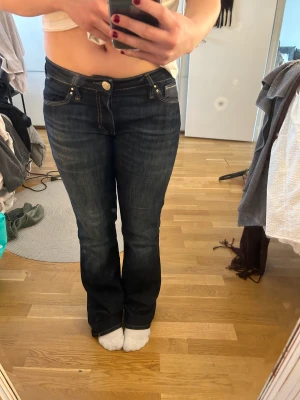 Logmidjade jeans  - Säljer mina skiysnygga low waist jeans då det börjar bli försmå. Det är i märket Mavi. De är jättefina, men det har varit lite förlänga så dom har blivit lite skavda nere vid byxbenet. Jag är 162 (Kolla bild 3) Säljer för 450kr+ frakt! Skriv för frågor!💕