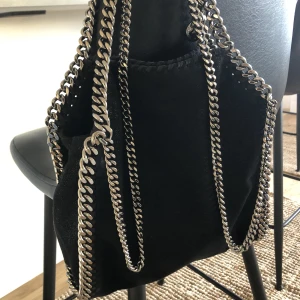 Stella McCartney väska (falabella mini tote) - Jättefint skick både invändigt och utvändigt, köpt augusti 2021 och har dustbag, äktighetsbevis osv💓Kan tänka mig gå ner i pris vid snabb affär 