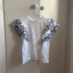 Zara blus - Kollar intresset på denna asballa volangtröjan ifrån zara 💘 vet tyvärr int storlek, men passar nån runt 155-160❤️ tröjan stryks o tvättas såklart innan den postas, många intresserade = budgivning🫶🏼