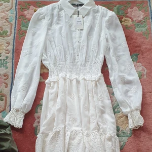 Ny spetsklänning - Passar bra till allt stk s_ m.ny pris 599