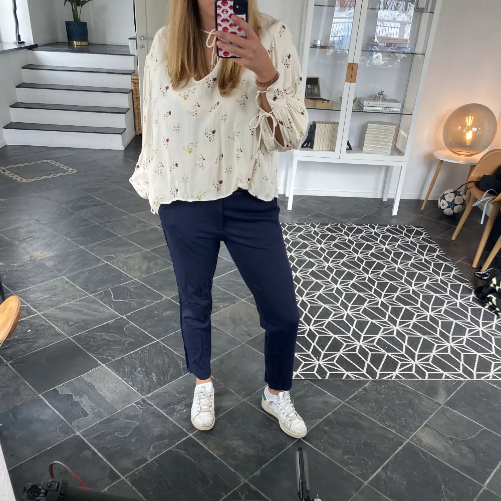 Säljer mina kostymbyxor med sammetsdetaljer. Byxorna är i storlek M från Scotch and Soda. Nypris: 1000kr 💘. Jeans & Byxor.