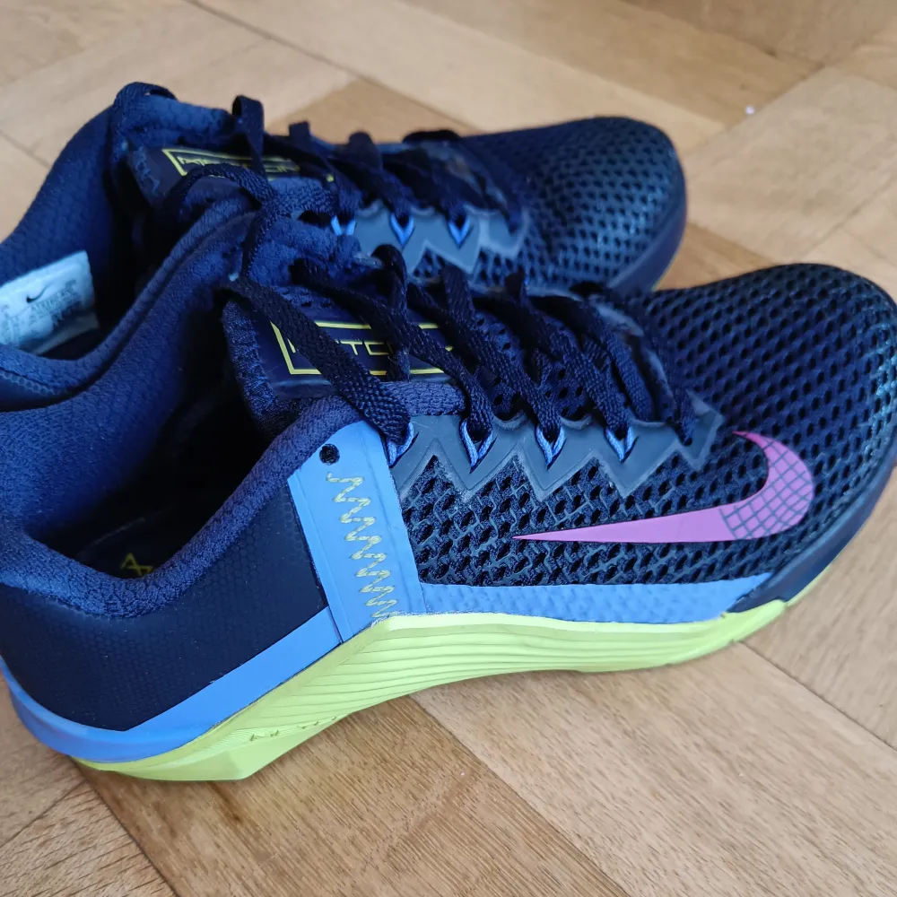 CrossFit Nike metcon6, used a few times but they're too small I've always took them of. Bought in January 2023, looks like new. . Skor.