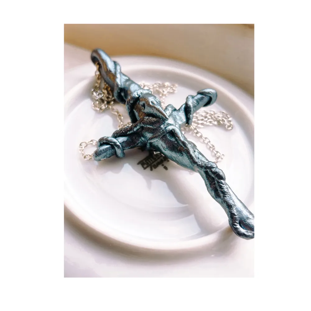 Kors med fågel skalle, metal imitation 🌑✨ Kedjan är nickelfri, ca 40 cm✨ Smycket är 9cm L & 5cm B ✨  Frakt tillkommer ☺️✨. Accessoarer.