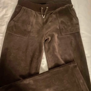 Juicy couture - Säljer mina Juicy couture byxor i färgen brun då dom inte alls kommit till användning. dom är i storlek s❤️