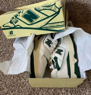 New Balance 550 - Köpte dessa tsm med några svarta. Funderar även på att sälja de svarta men endast vid bra pris!  