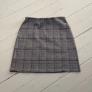 Rutig kjol - Rutig tajt minikjol från H&M i storlek xs