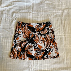 Mönster kjol - Så fin kjol i men söta fickor! Har en dragkedja i bak. Storlek 36. Midja: 74cm Längd: 38cm