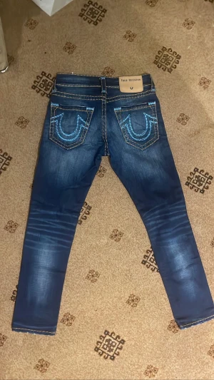True religion jeans  - Som nya inga sönder ställen och använda bara några gånger. Köparen står för frakt annars möts i Stockholm skriv innan ni köper