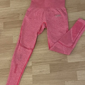 Iciw - Jätte snygga rosa träningstights från iciw i storlek S Använt två gånger, säljs pga för små