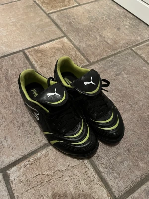 Puma fotbollskor 35 1/2 - Puma fotbollskor svart grön