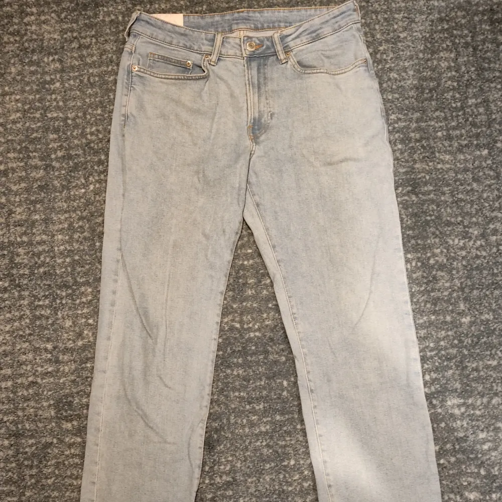 Regular fit jeans, töjbara, 31/32, ljusblå, inga defekter, köpta för 350kr. Jeans & Byxor.