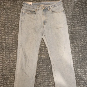 H&M Jeans - Regular fit jeans, töjbara, 31/32, ljusblå, inga defekter, köpta för 350kr