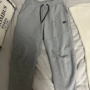 Nike tech - Sälj pga fel storlek. Riktigt bra skick köptes nyligen  Pris går att diskutera.  De är bara att skiva för fler bilder om man vill ha 