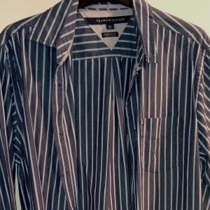 Skjorta  - Skjorta märket Tommy Hilfiger, storlek P/S enligt mig så kan den nästan klassas som M. Använd vid några få tillfällen. Nyskick.Tvättad och strykt.