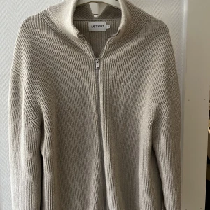 Cardigan zip - Bredd-50cm  Längd-70cm Bara använd några gånger,  Väldigt bra kvalitet, Nypris - 899kr