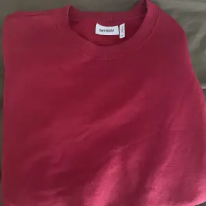 En väldigt snygg oversized sweatshirt i färgen ”dark red”. Använd ett fåtal gånger, och säljes pga har 2 stycken likadana!  