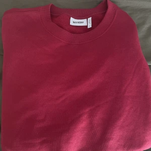 Weekday Sweater - En väldigt snygg oversized sweatshirt i färgen ”dark red”. Använd ett fåtal gånger, och säljes pga har 2 stycken likadana!  