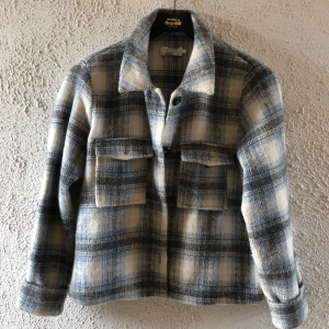 Jacka - Rutig skjortjacka i blåa toner!  Märket är Only och har storlek L, är liten i storleken och motsvarar en S 
