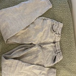 Low waist jeans  - Gråa relaxed jeans. Osäker var dom är ifrån men skulle gissa Lindex. Stl 146/10-11y . Dom var högmidjade men jag sydde dom (se bild 3) så dom är väldigt lågmidjade. Man ser inte stygnen. Köpt c 2 år sedan och har använts men bra skick. Köpta för c 250kr. 
